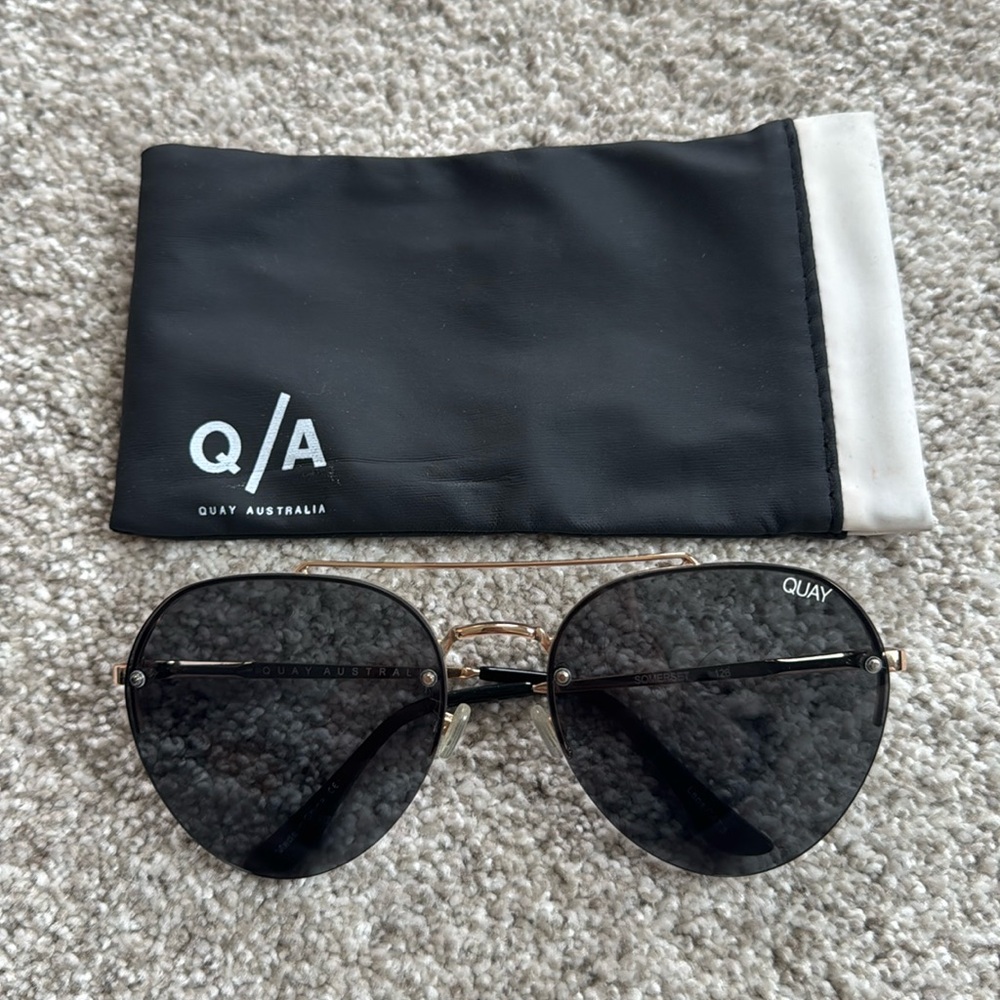 Quay Aviator Sunglasses (Black & Gold)